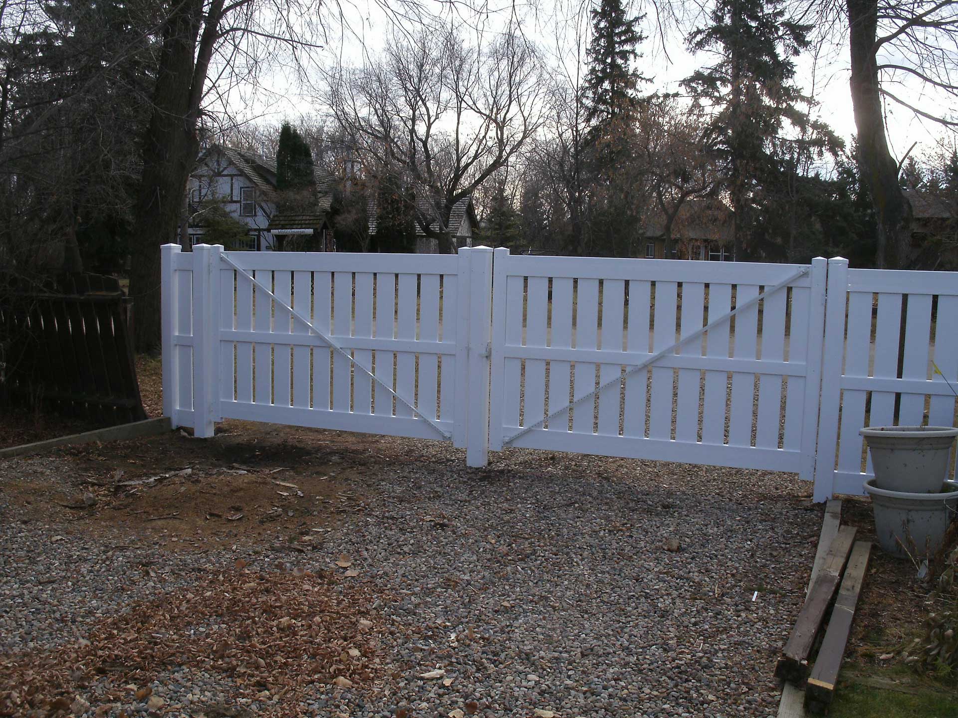 semi-privacy vinyl fence gate